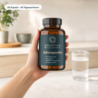 Ashwagandha: Packung in der Hand, Größenvergleich