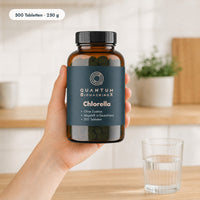 Chlorella Tabletten: Packung in der Hand, Größenvergleich