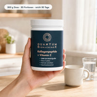 Kollagenpeptide + Vitamin C: Packung in der Hand, Größenvergleich