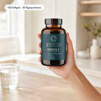 Omega 3 + Astaxanthin: Packung in der Hand, Größenvergleich