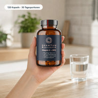 Vitamin C + OPC: Packung in der Hand, Größenvergleich