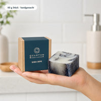 Sheabutter Seife: Packung in der Hand, Größenvergleich